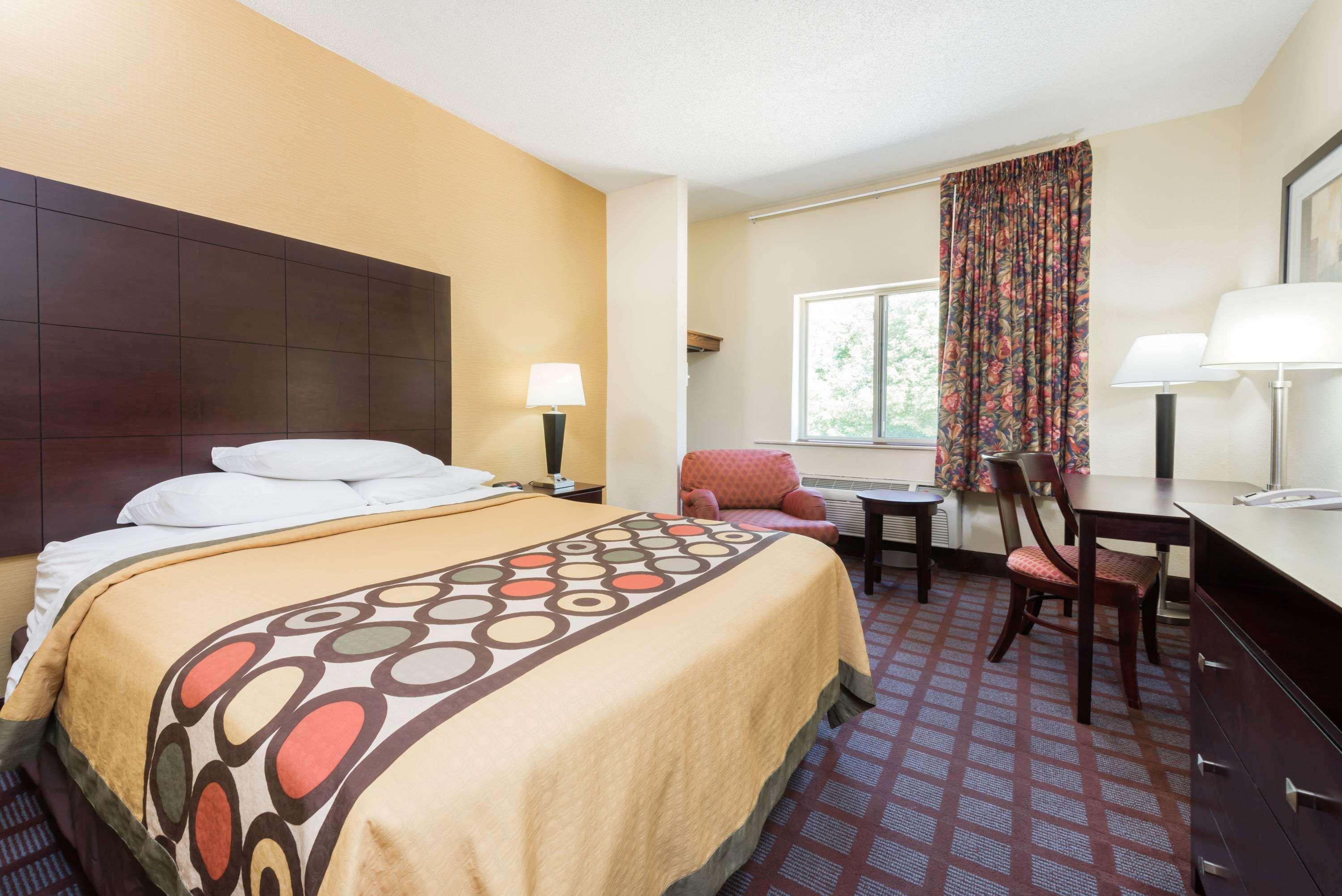 Super 8 By Wyndham Bloomington University Area Экстерьер фото