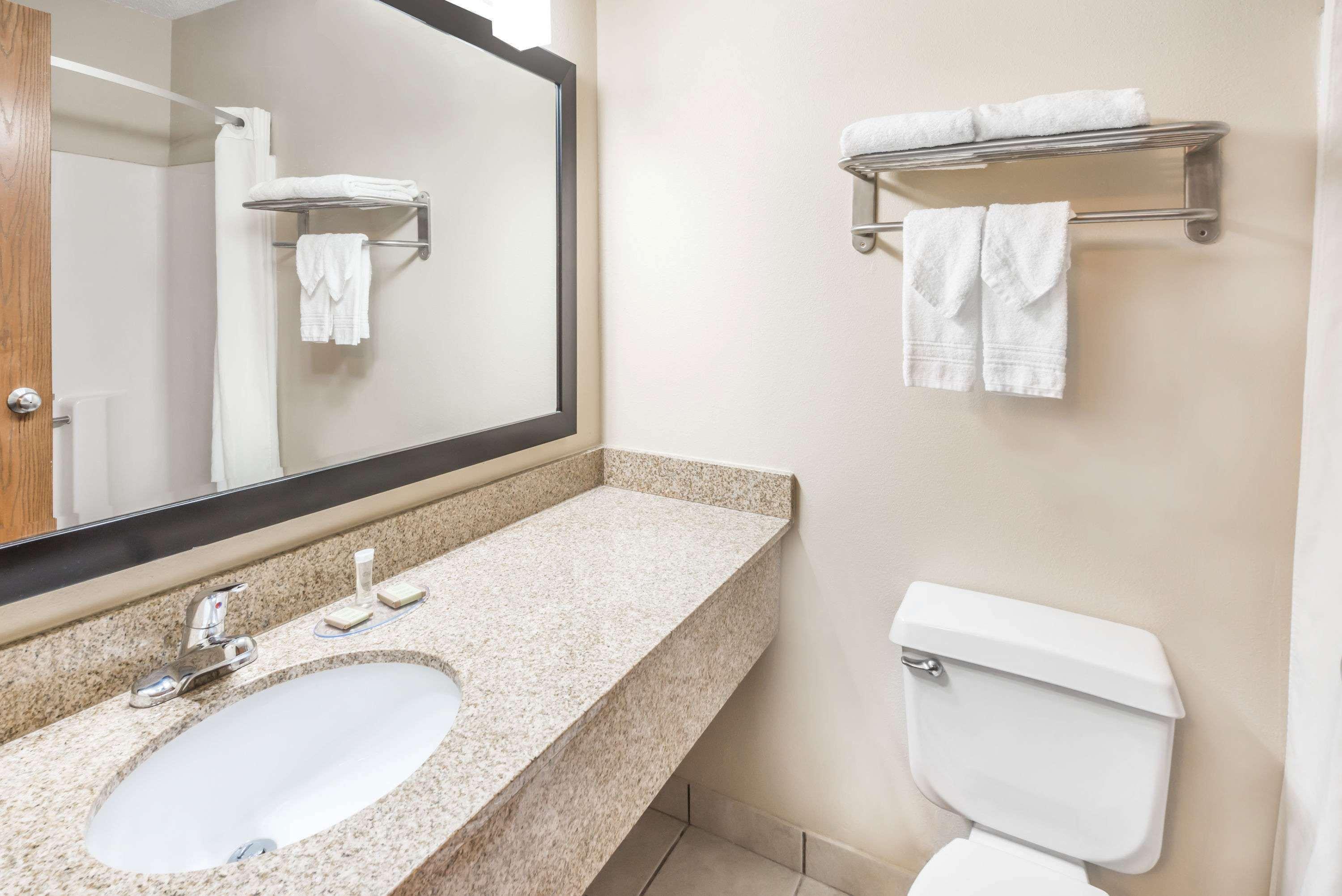 Super 8 By Wyndham Bloomington University Area Экстерьер фото