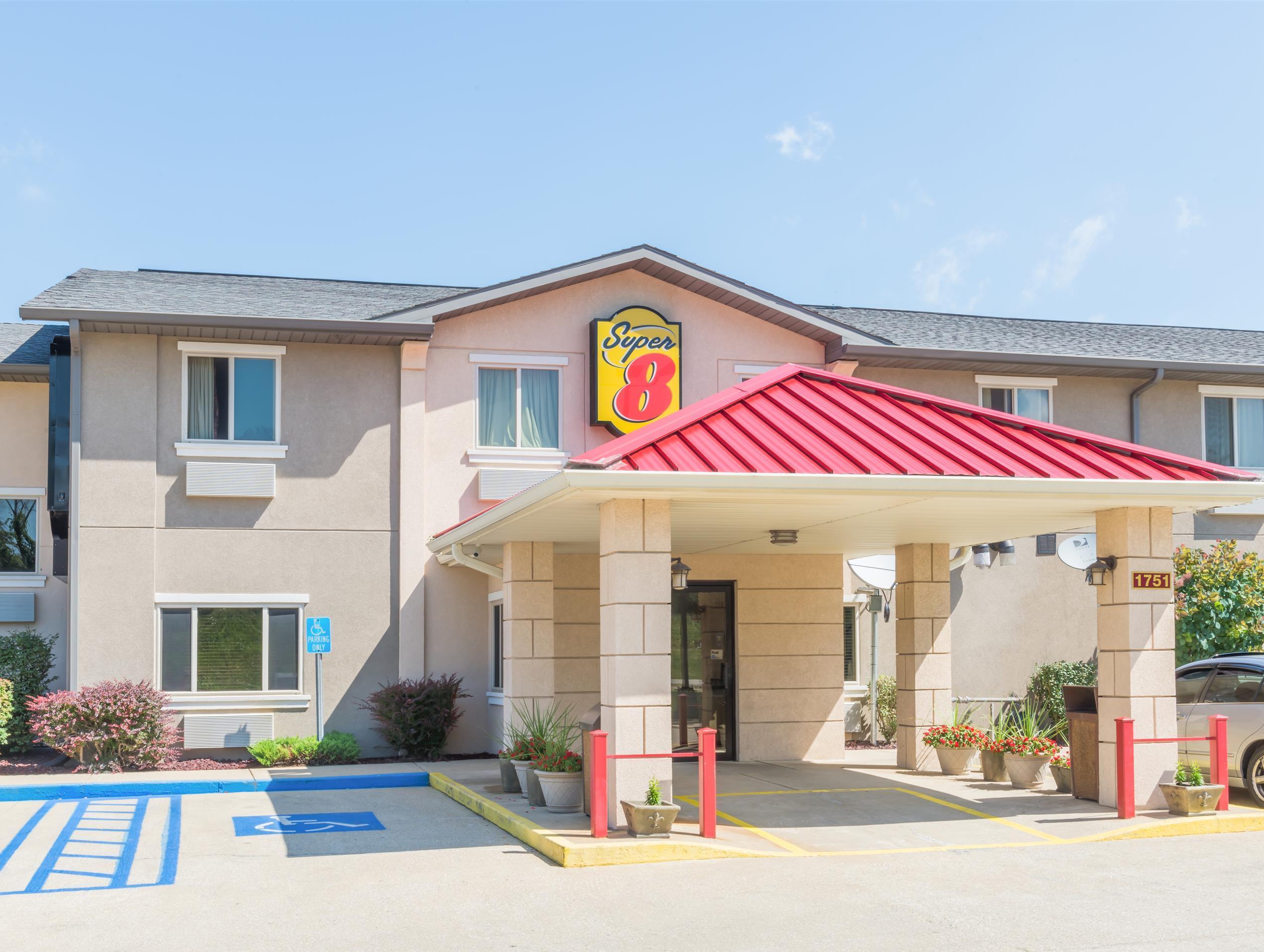 Super 8 By Wyndham Bloomington University Area Экстерьер фото
