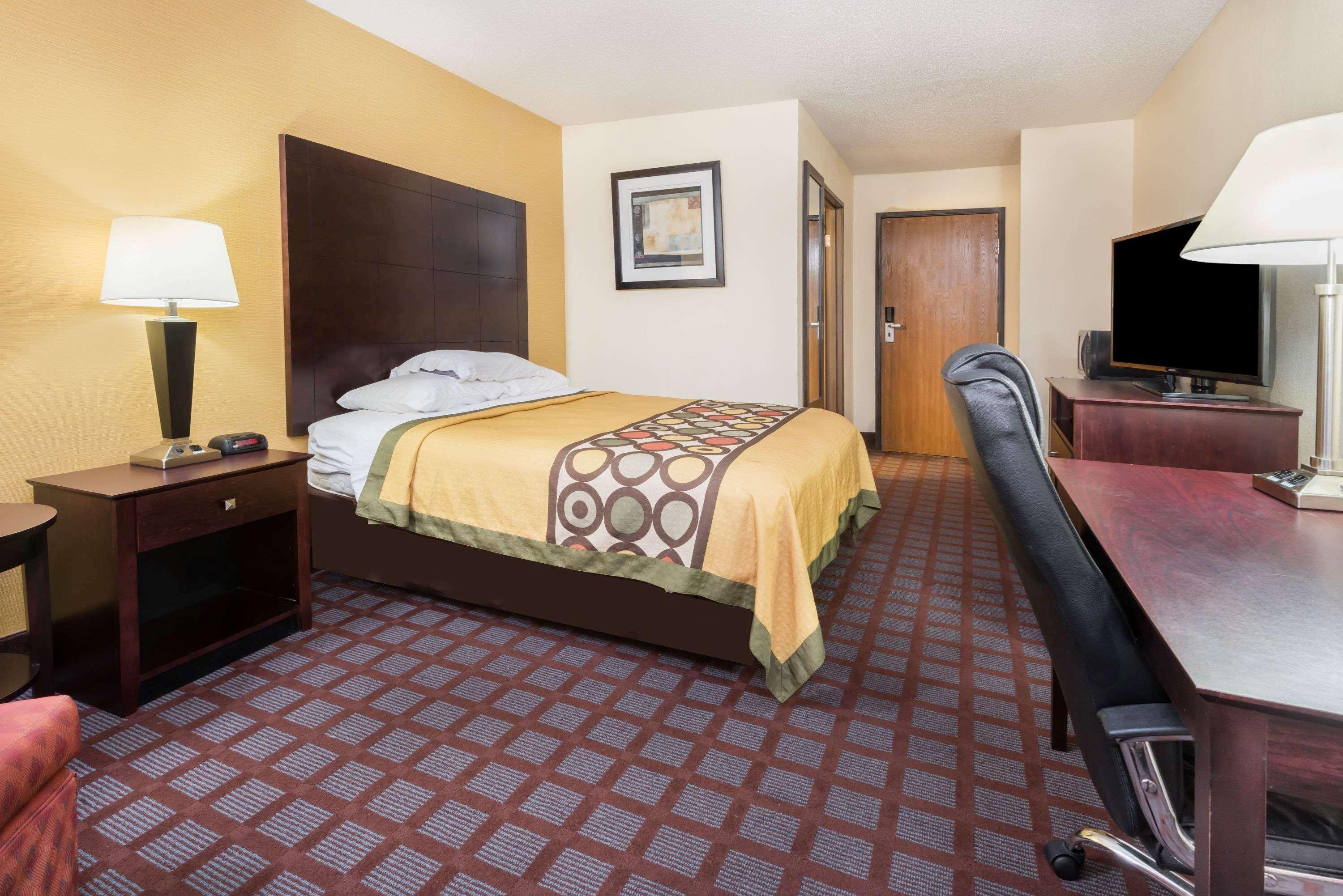 Super 8 By Wyndham Bloomington University Area Экстерьер фото