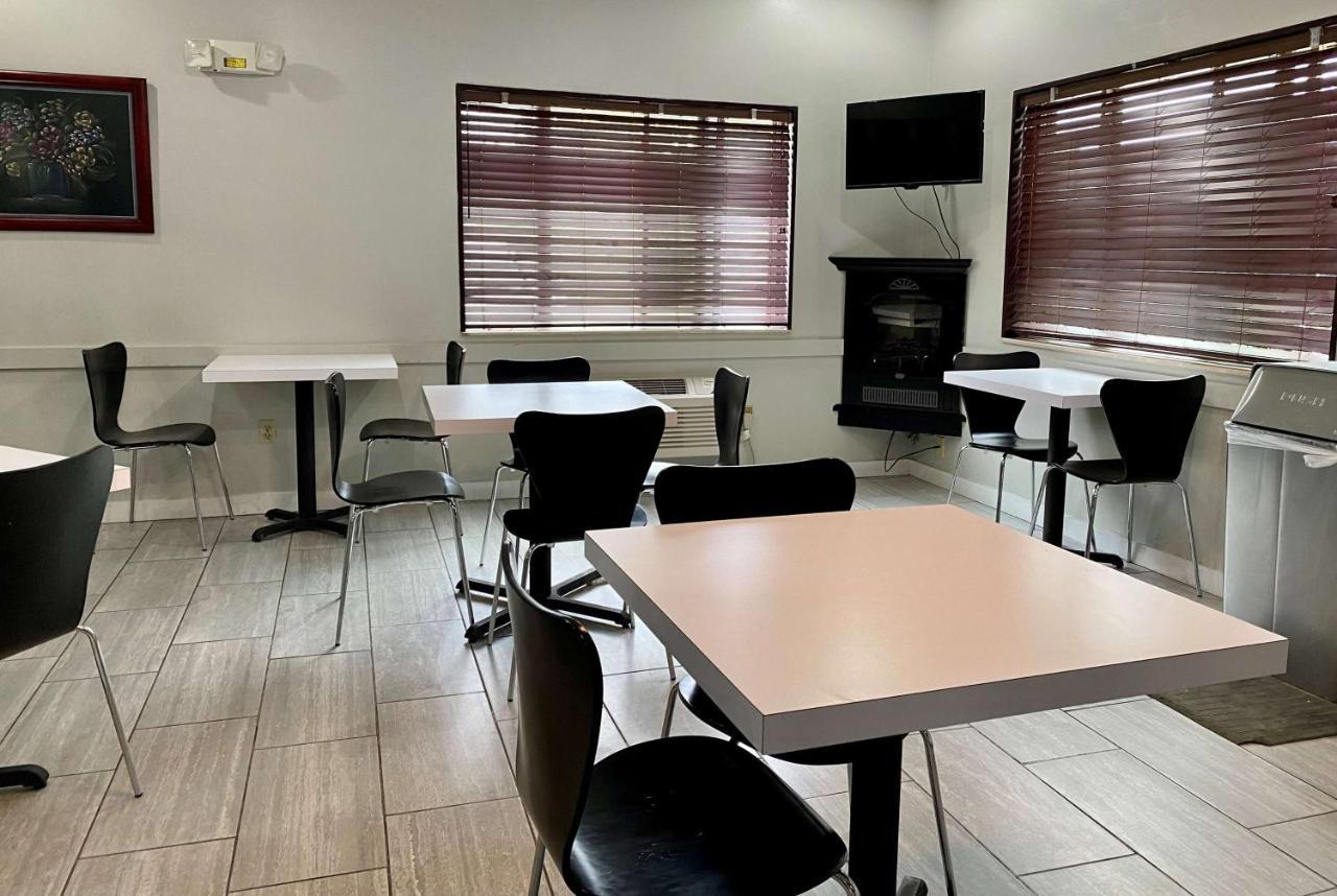 Super 8 By Wyndham Bloomington University Area Экстерьер фото