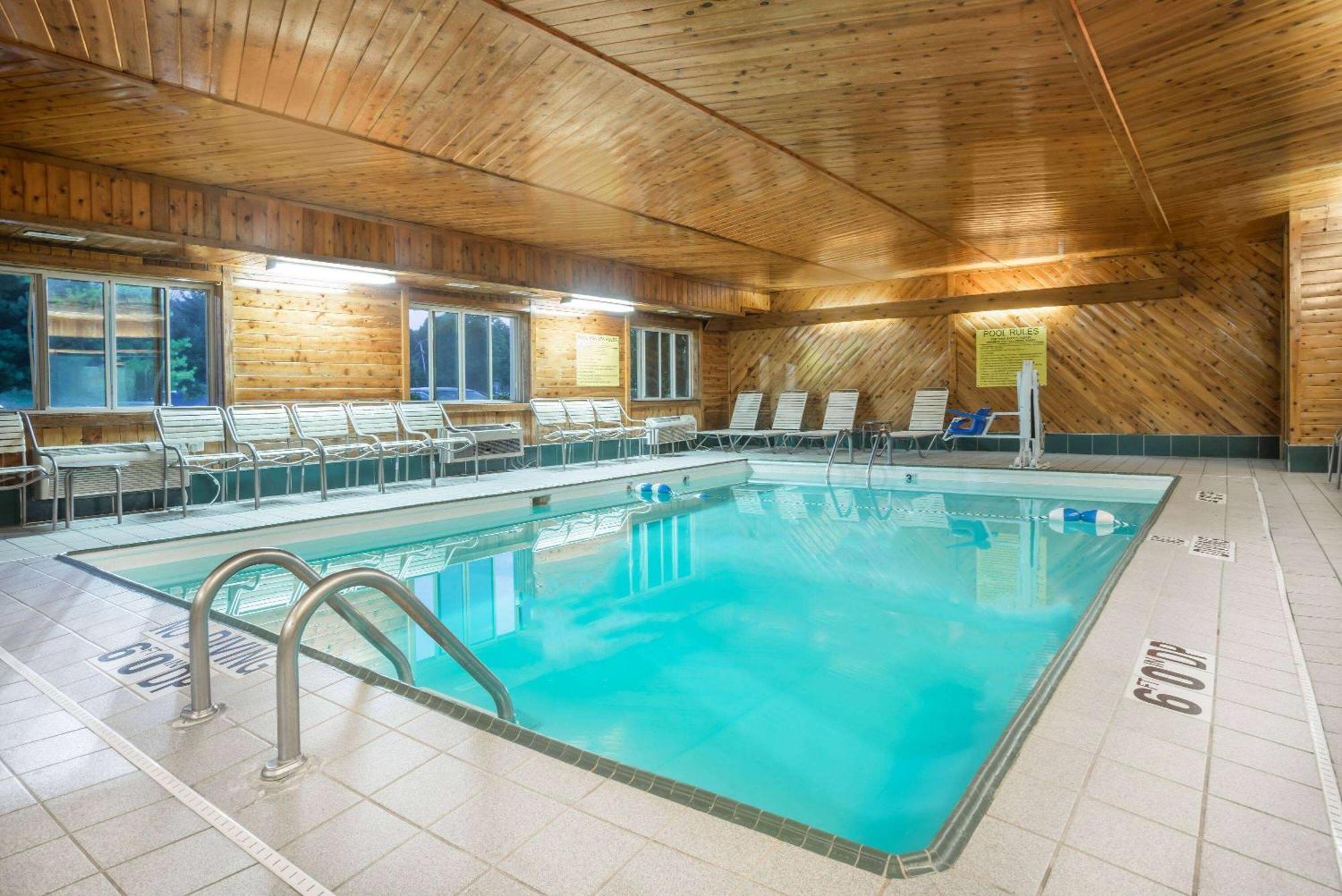 Super 8 By Wyndham Bloomington University Area Экстерьер фото
