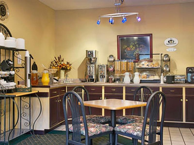 Super 8 By Wyndham Bloomington University Area Экстерьер фото
