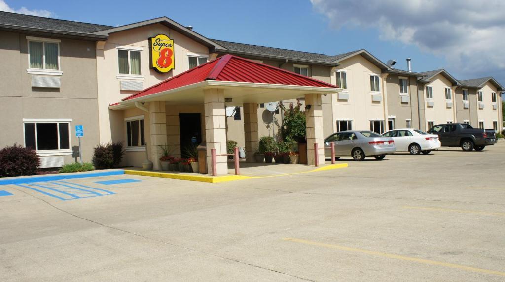 Super 8 By Wyndham Bloomington University Area Экстерьер фото