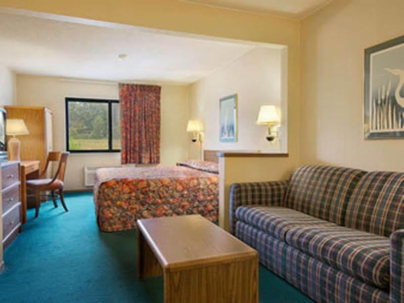Super 8 By Wyndham Bloomington University Area Экстерьер фото